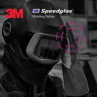 3M 스피드글라스 용접 헬멧을 착용한 용접공이 머리를 태핑하고 있다
